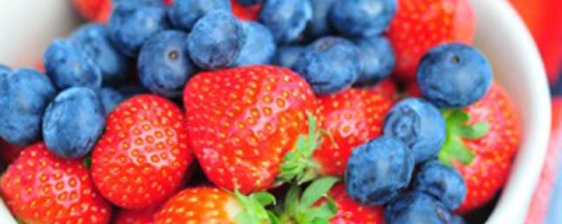 Strawberries-Blueberries-promote-heart-health2